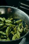 锅中鲜嫩的青豆与青椒