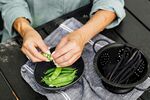 手剥鲜嫩豌豆入锅