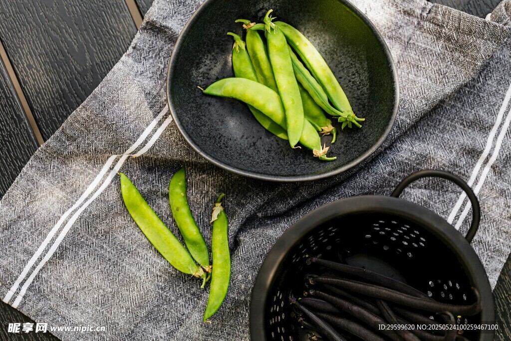 新鲜青豆置于锅与布上