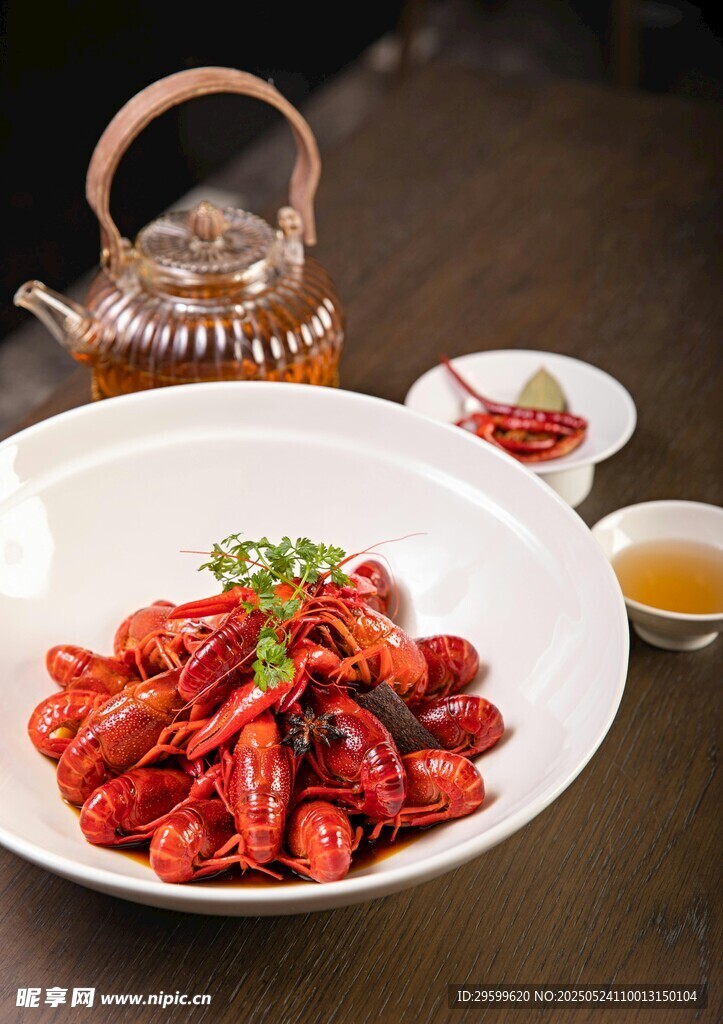 美味小龙虾配茶具