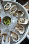 冰镇生蚝配特色蘸料