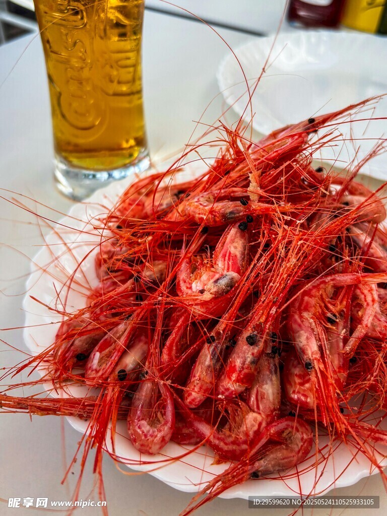 美味小龙虾配冰爽啤酒