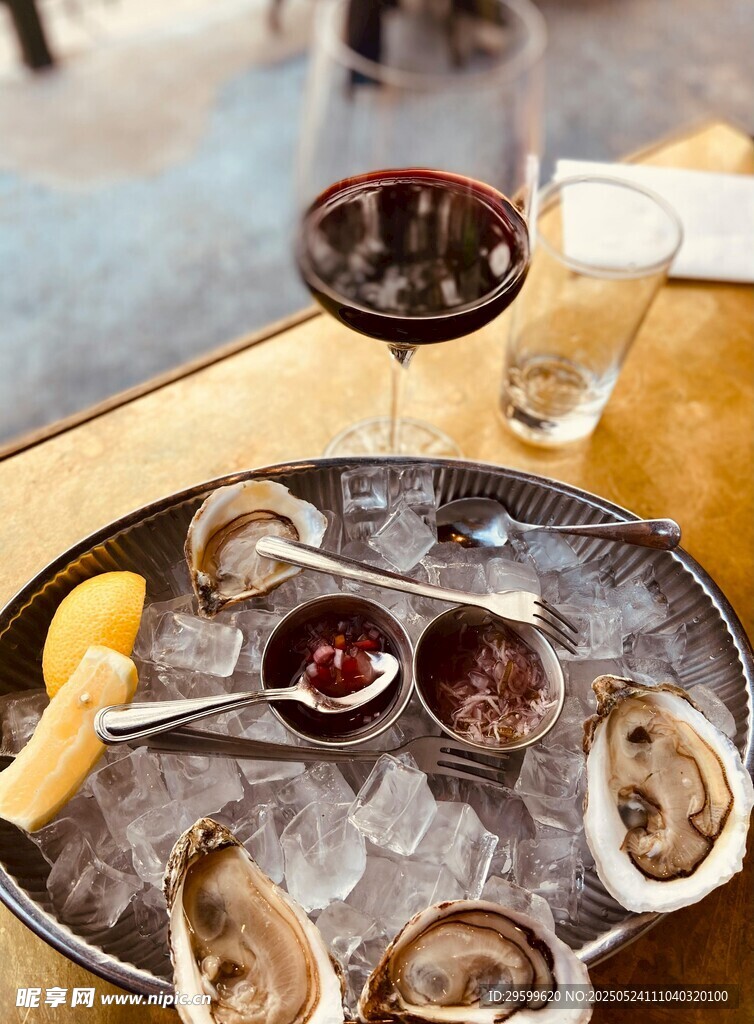 冰鲜生蚝配红酒美味组合