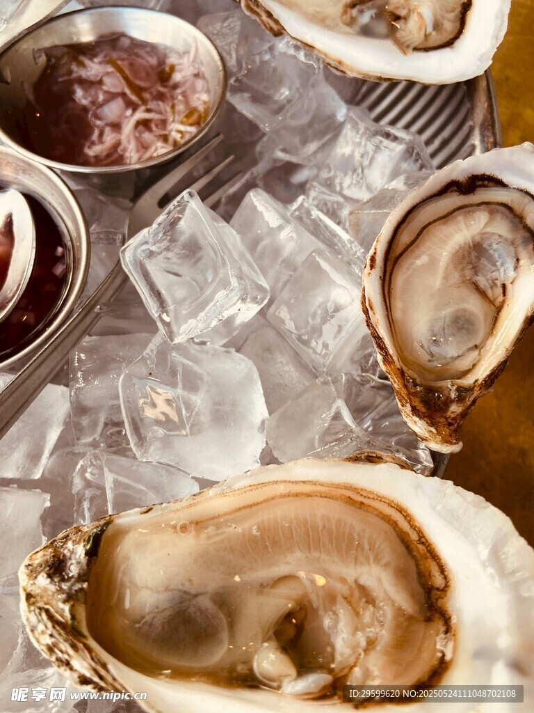 冰镇生蚝搭配多样酱料