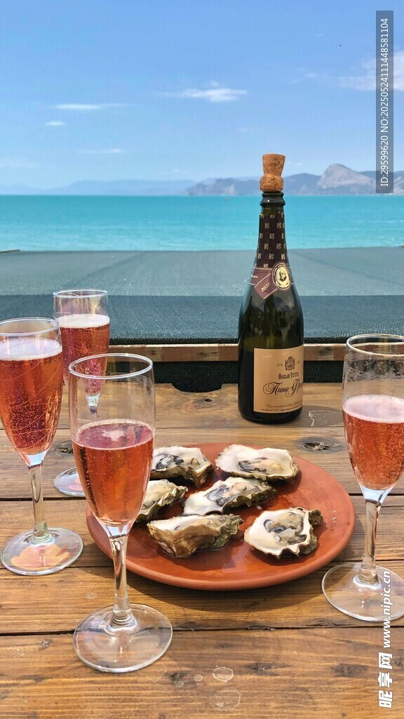 海边木桌的美酒与美食