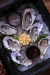 冰镇鲜生蚝配蘸料