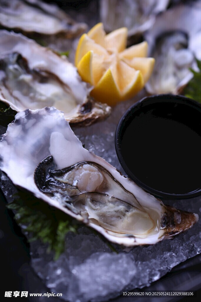 冰鲜生蚝配柠檬与蘸料