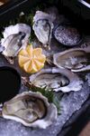 冰鲜生蚝配柠檬与蘸料