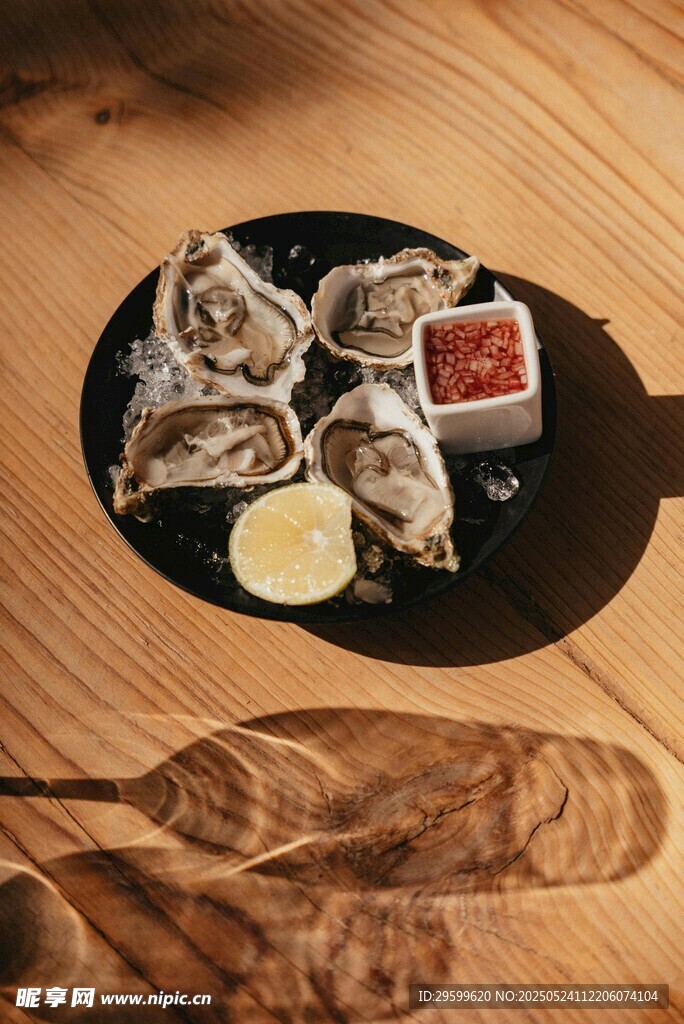 新鲜生蚝配柠檬与蘸料