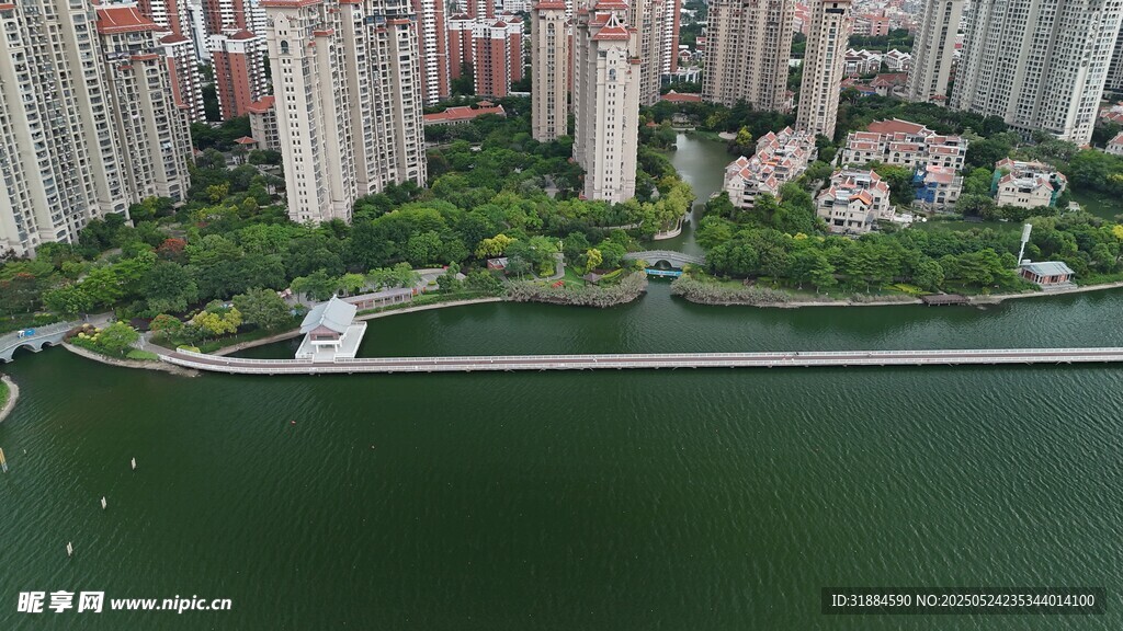 城市河畔风光俯瞰图