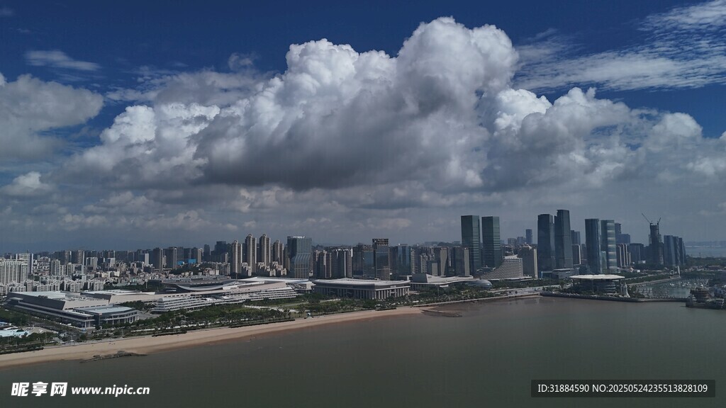 城市天际线与壮阔云层景观