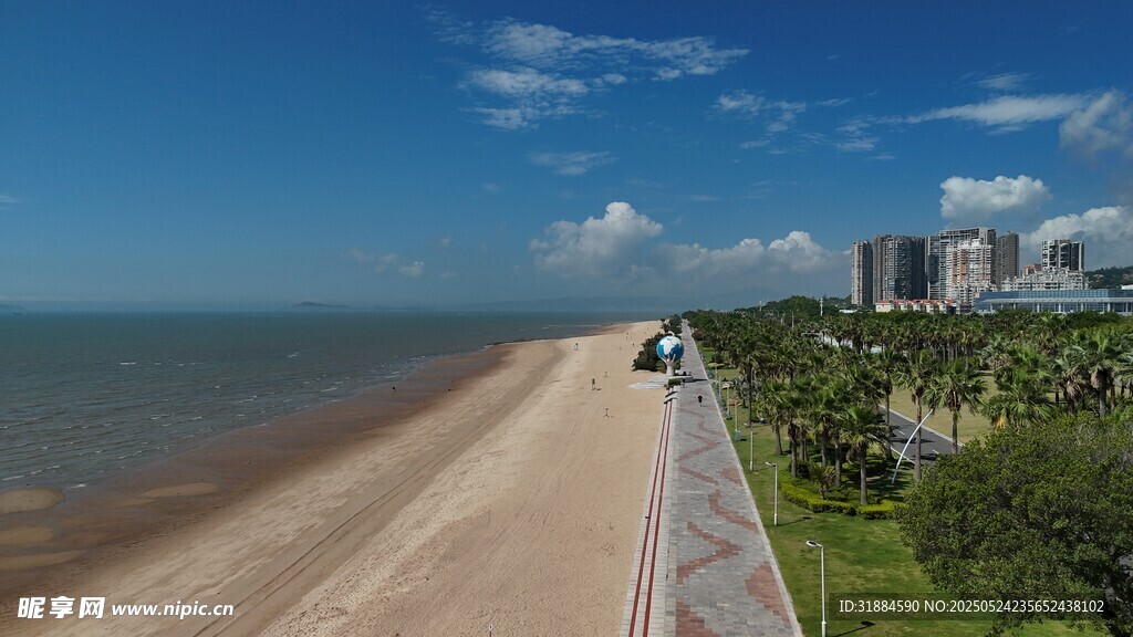 海滨公路旁的美丽海岸线