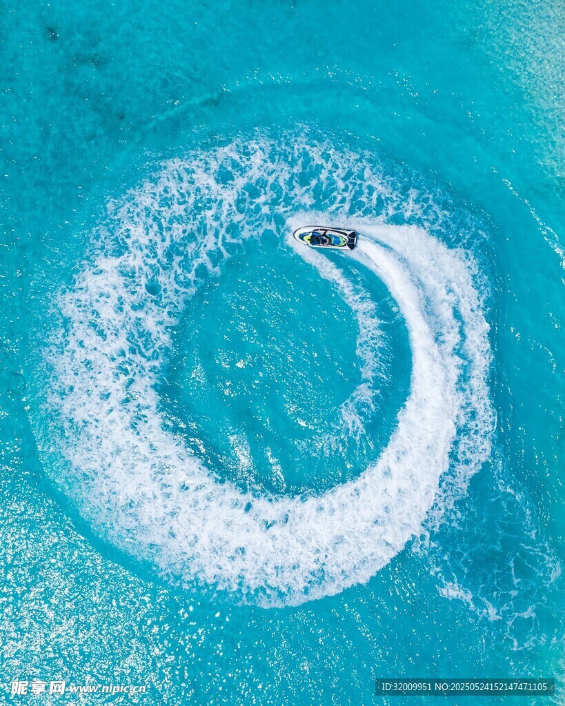 海上摩托艇划出美丽水圈