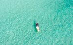 海上单人冲浪者