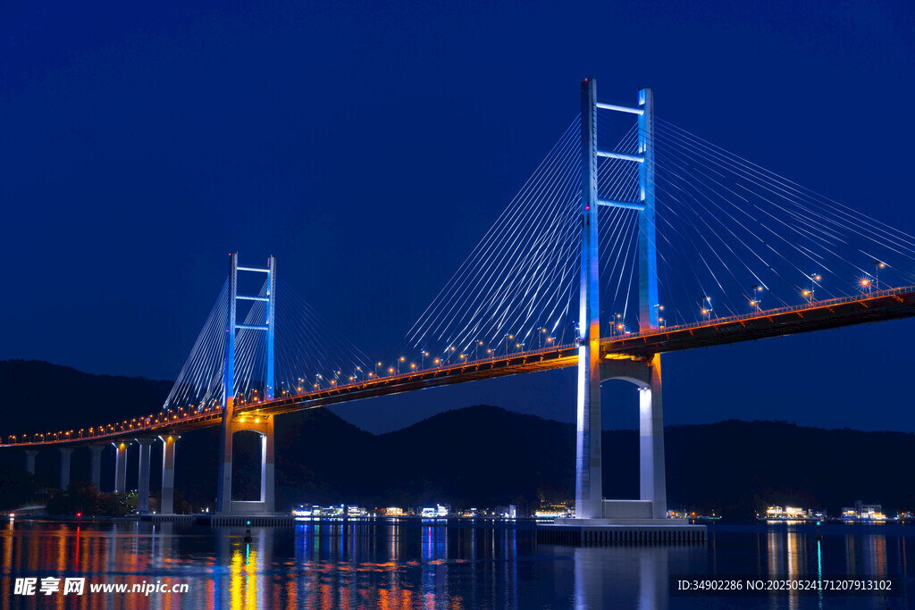 夜幕下的跨海大桥美景