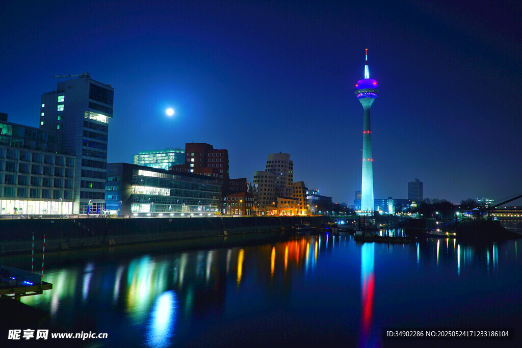 城市夜景中的璀璨高塔