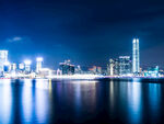 城市夜景下的璀璨水岸风光
