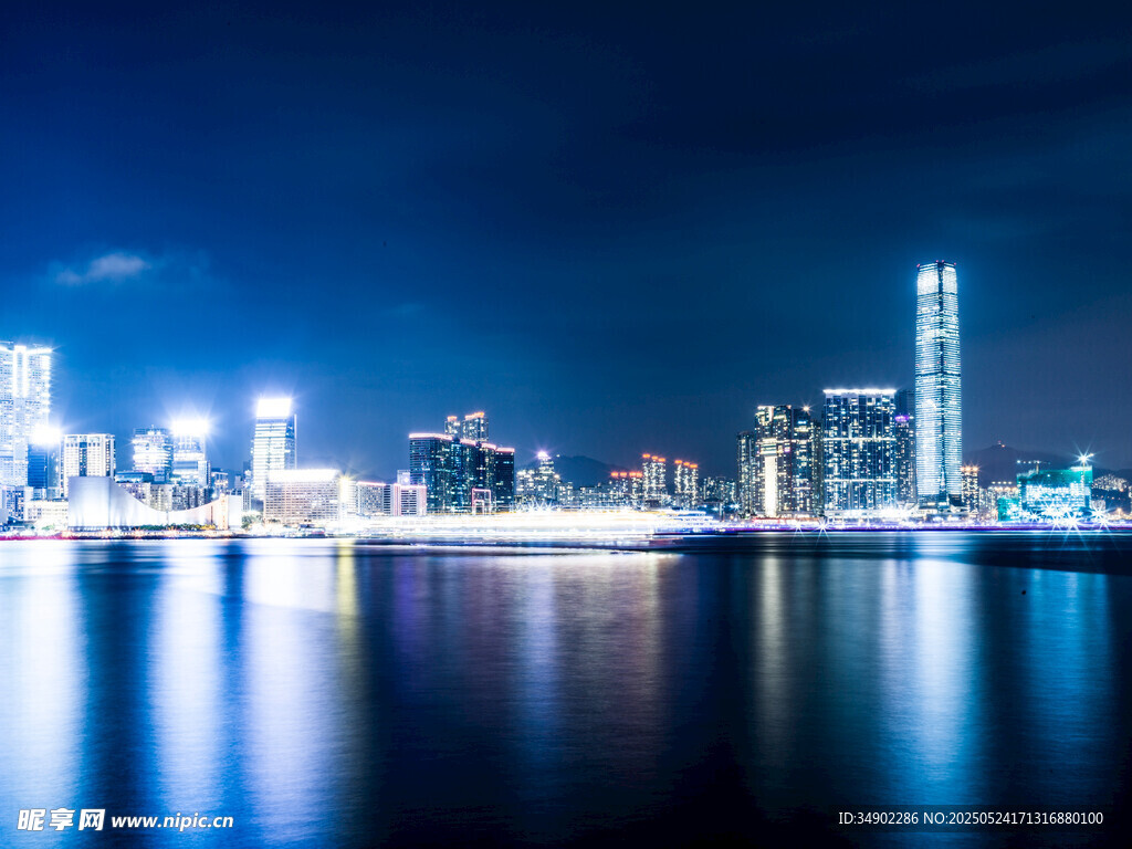 城市夜景下的璀璨水岸风光
