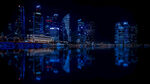 璀璨都市夜景水中倒影