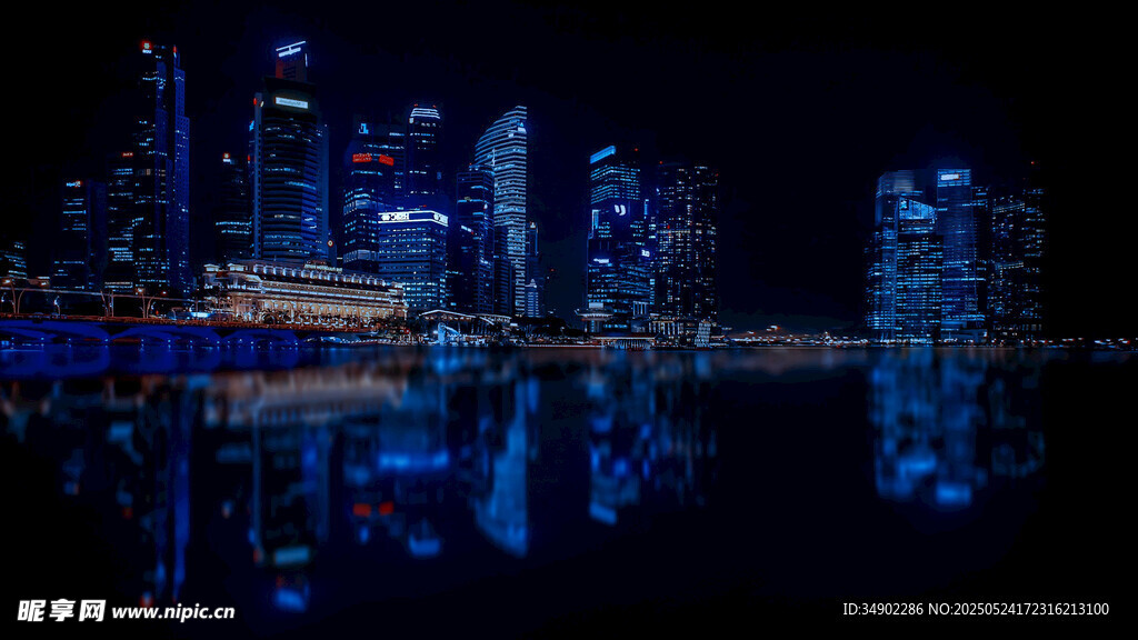 璀璨都市夜景水中倒影