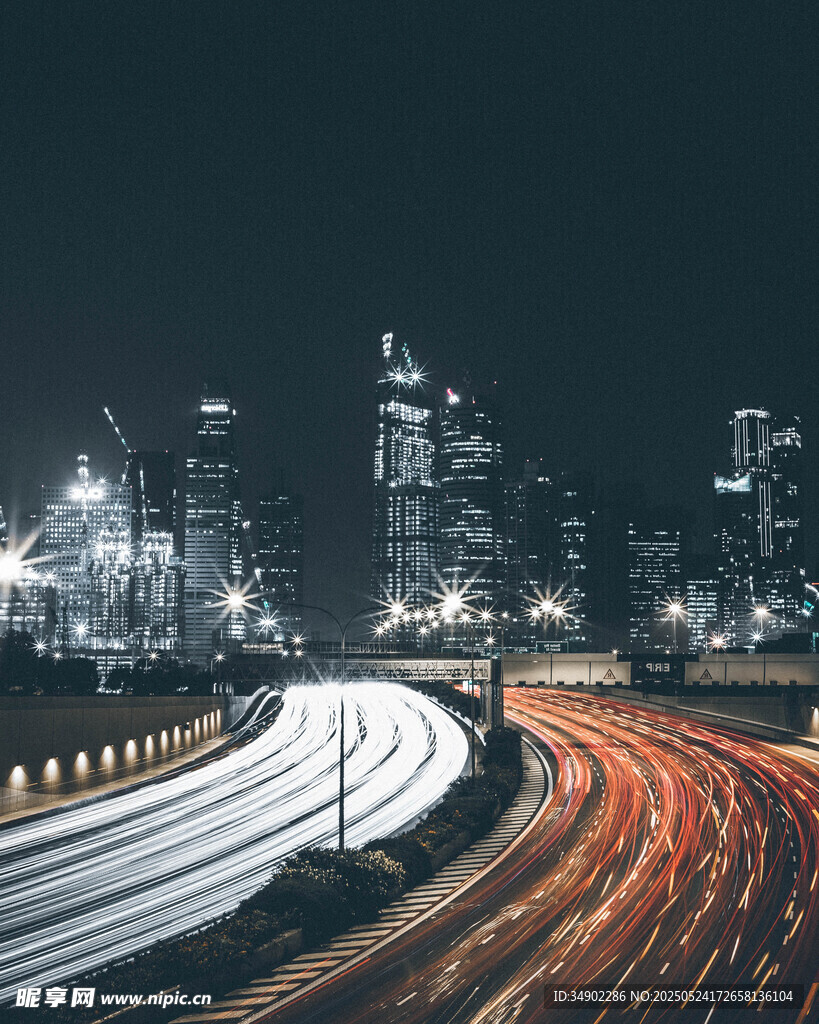 城市夜景中的车流光影