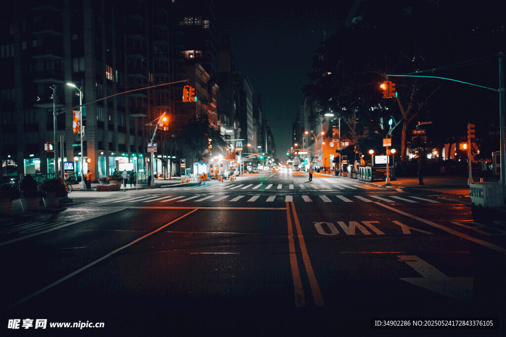 夜晚城市街道交通景象
