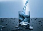 水注入玻璃杯瞬间画面