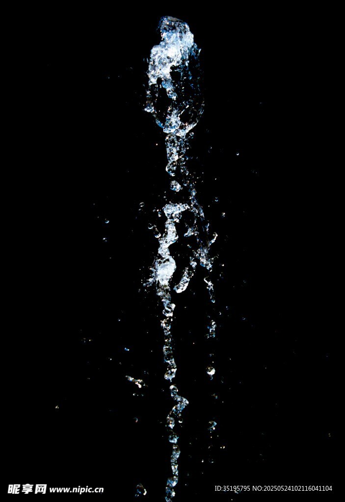 水滴飞溅的灵动瞬间