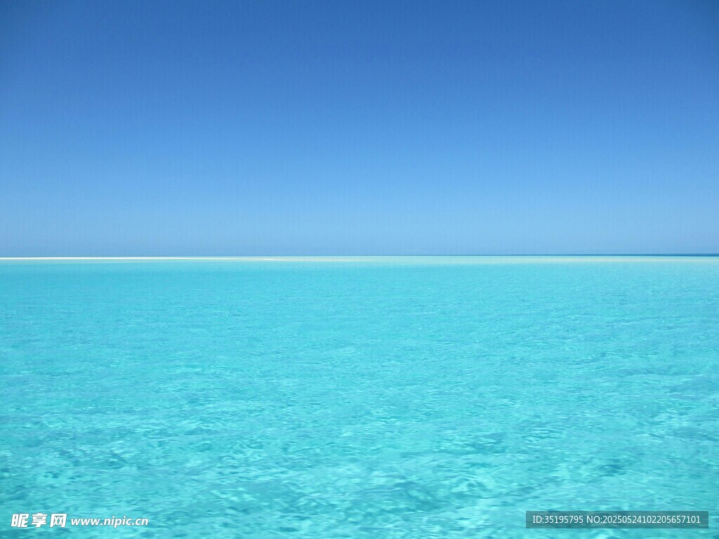 清澈蓝水的美丽海洋景观