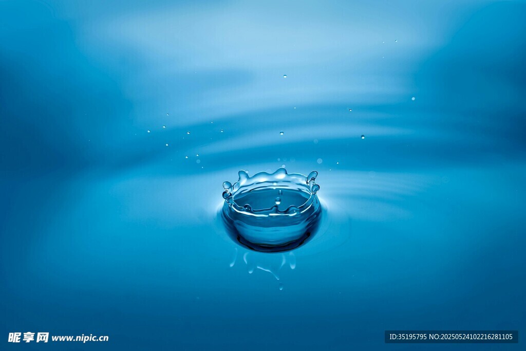 水滴落入蓝水的美妙瞬间