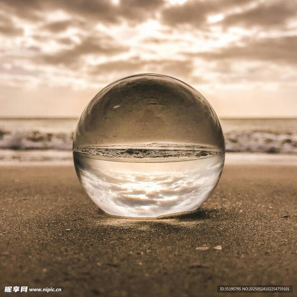 沙滩上的透明水晶球
