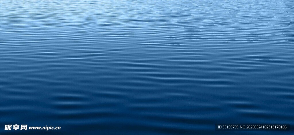 平静蓝色水面