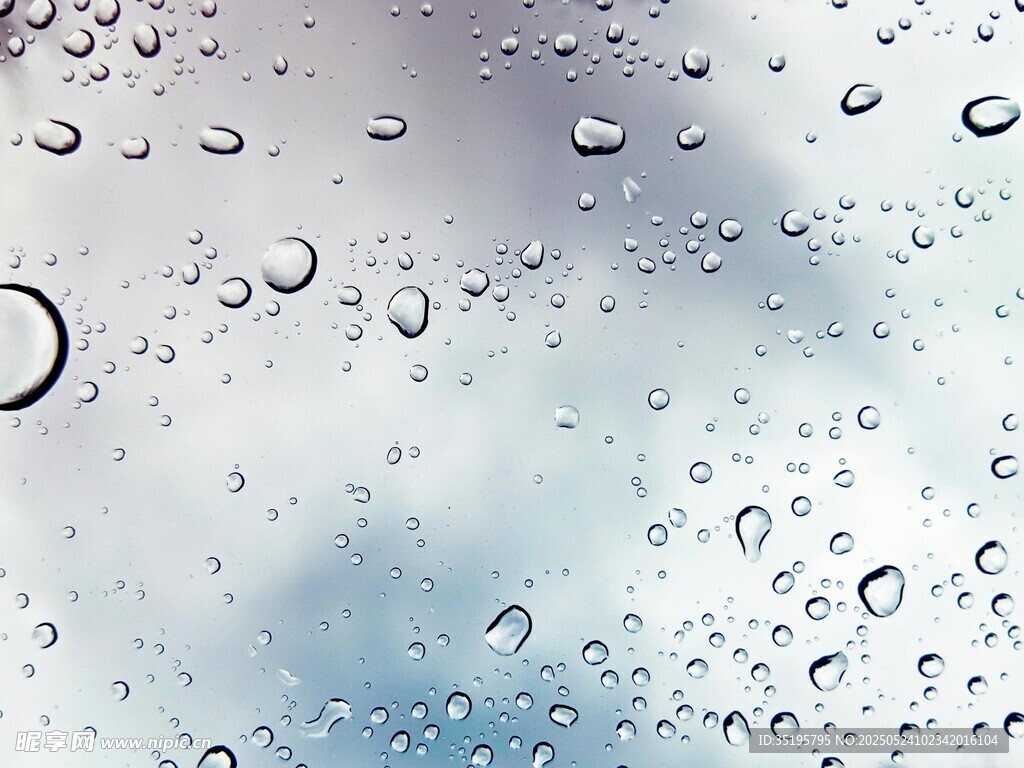 玻璃上的晶莹水滴