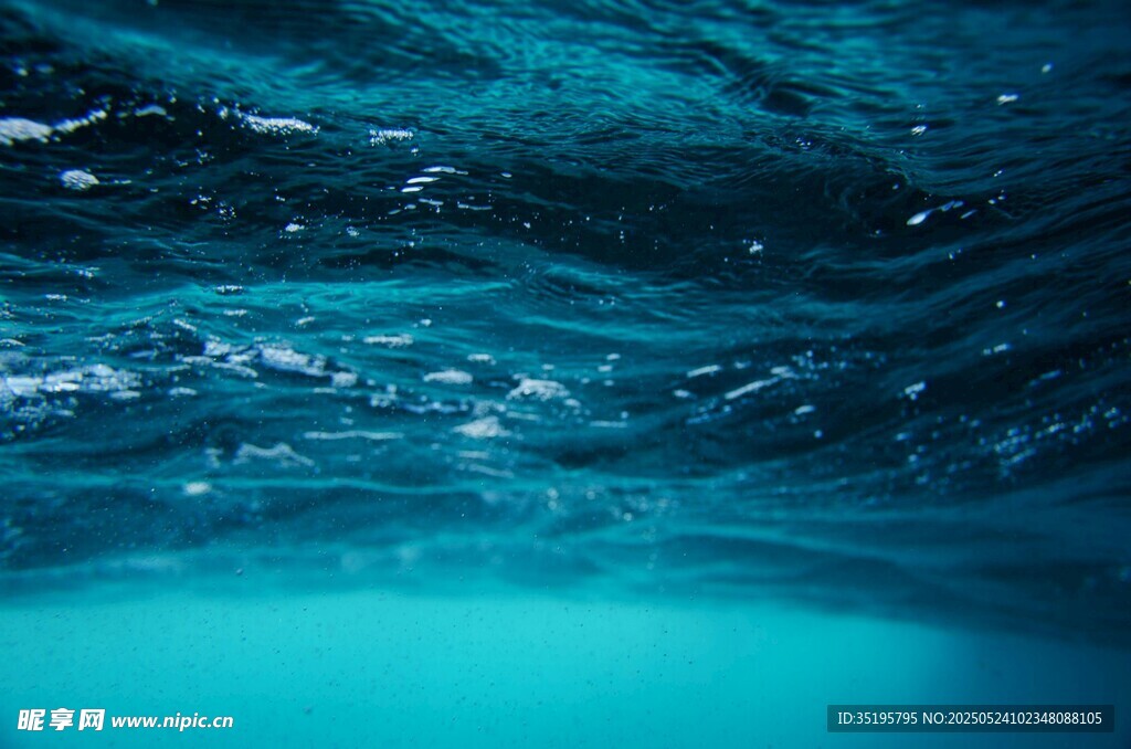 深海蓝色波纹水下景象