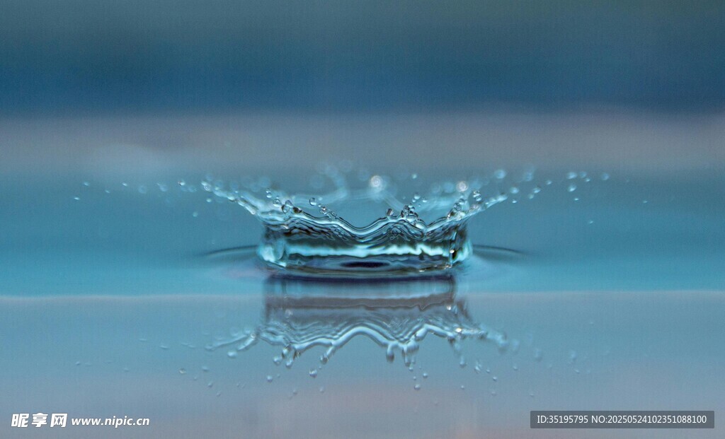 水滴入水瞬间的美丽画面