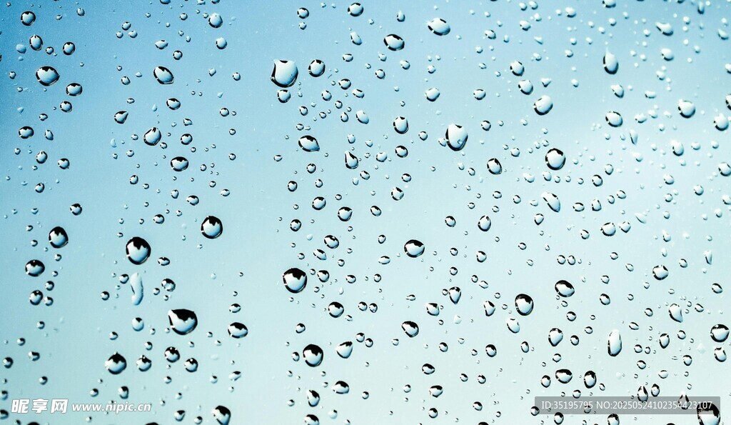 玻璃上的晶莹雨滴