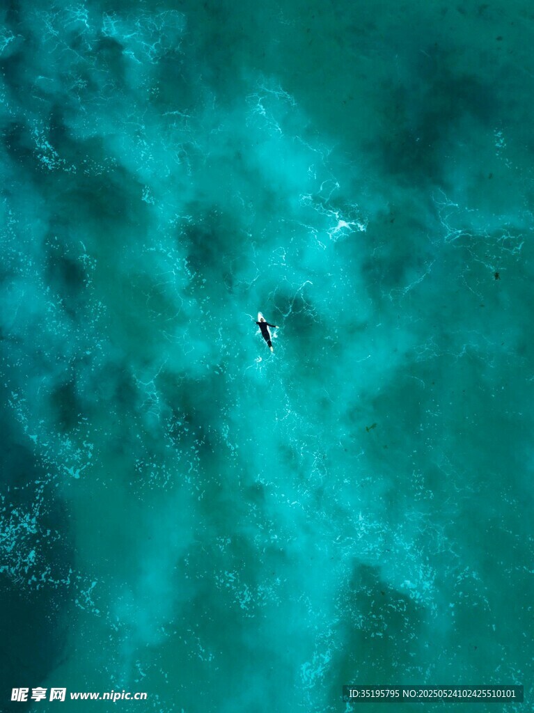俯瞰海中冲浪者