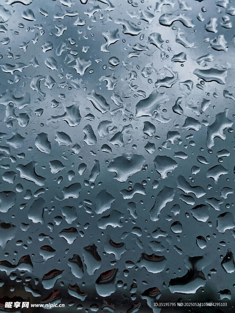 车窗上晶莹的雨滴