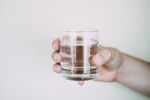 手持透明玻璃杯