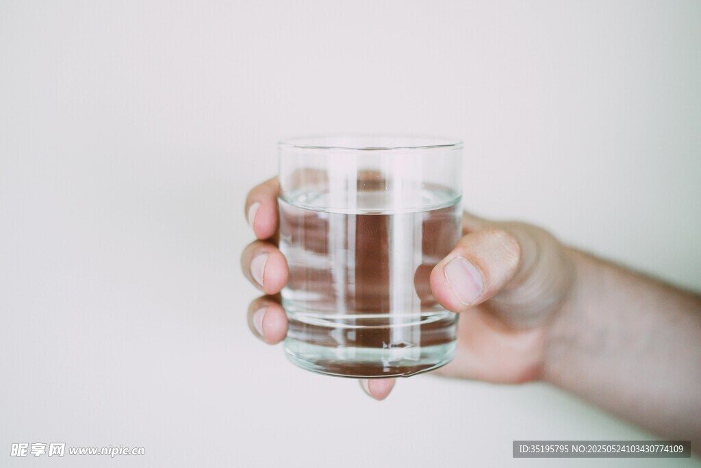 手持透明玻璃杯