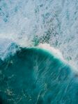 海浪翻涌的壮阔海洋景象