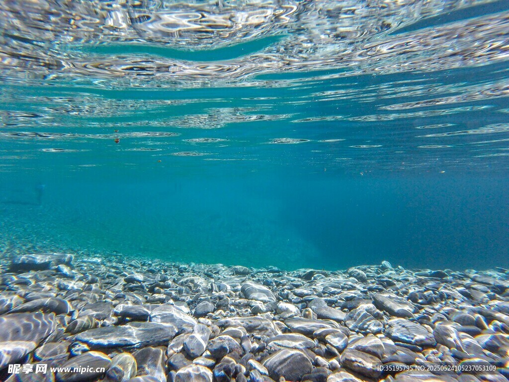 水下的鹅卵石景观