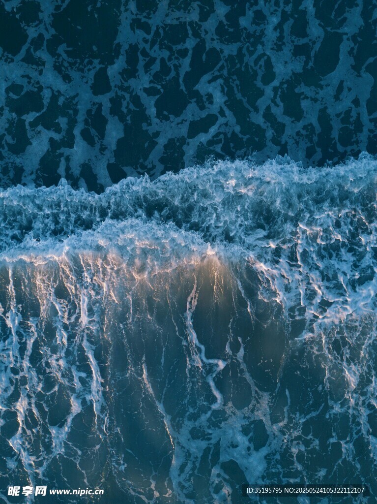 汹涌海浪的壮观瞬间