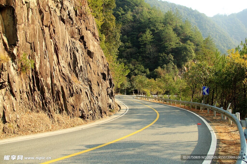 蜿蜒山间公路风景秀丽