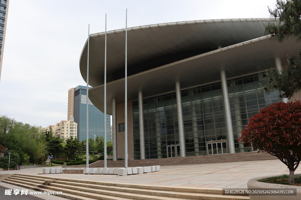 现代风格的大型建筑外观