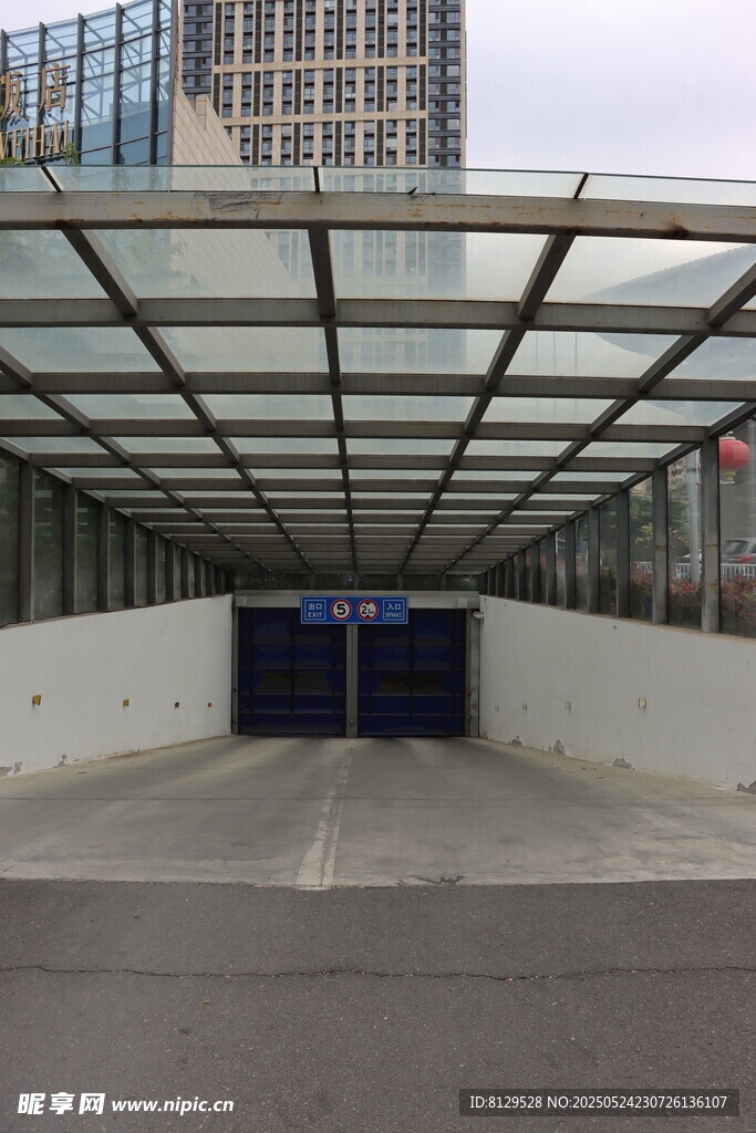 城市地下停车场入口