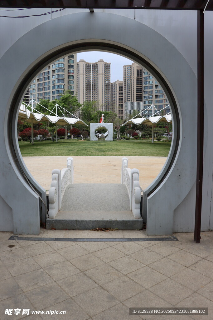 圆形拱门后的城市景观