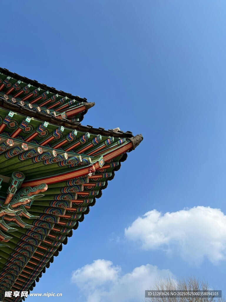 中式飞檐与蓝天云朵