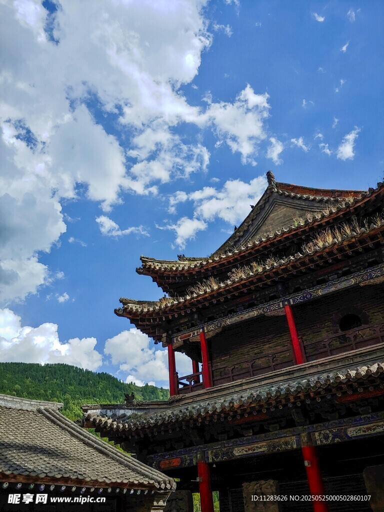 中式古建筑 蓝天白云下