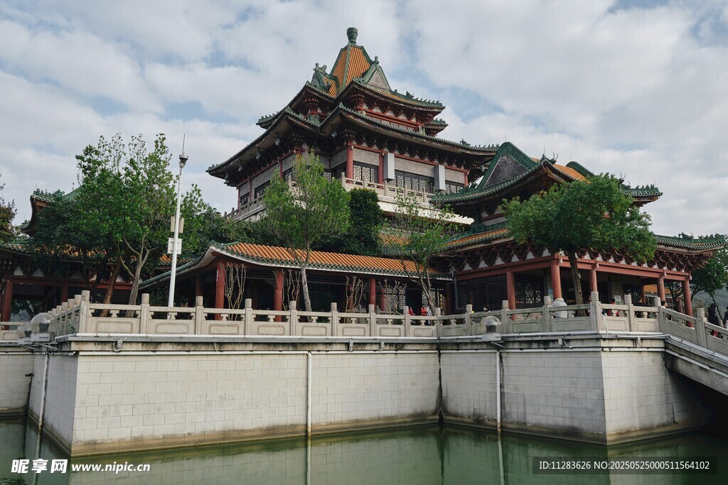 水边古建楼阁风景秀丽